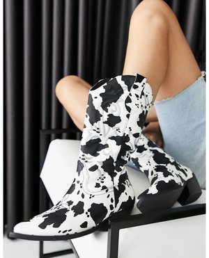 ASOS DESIGN – Andi – Flache Stiefel im Western-Stil mit Kuhprint 