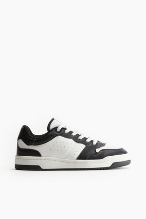 Sneaker in Schwarz & Weiß