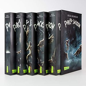 Percy Jackson: Alle fünf Bände der Bestsellerreihe im Taschenbuchschuber