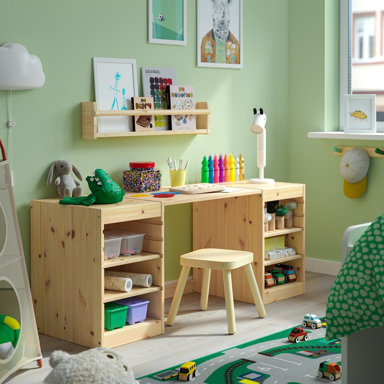 TROFAST Schreibtisch mit Regalen