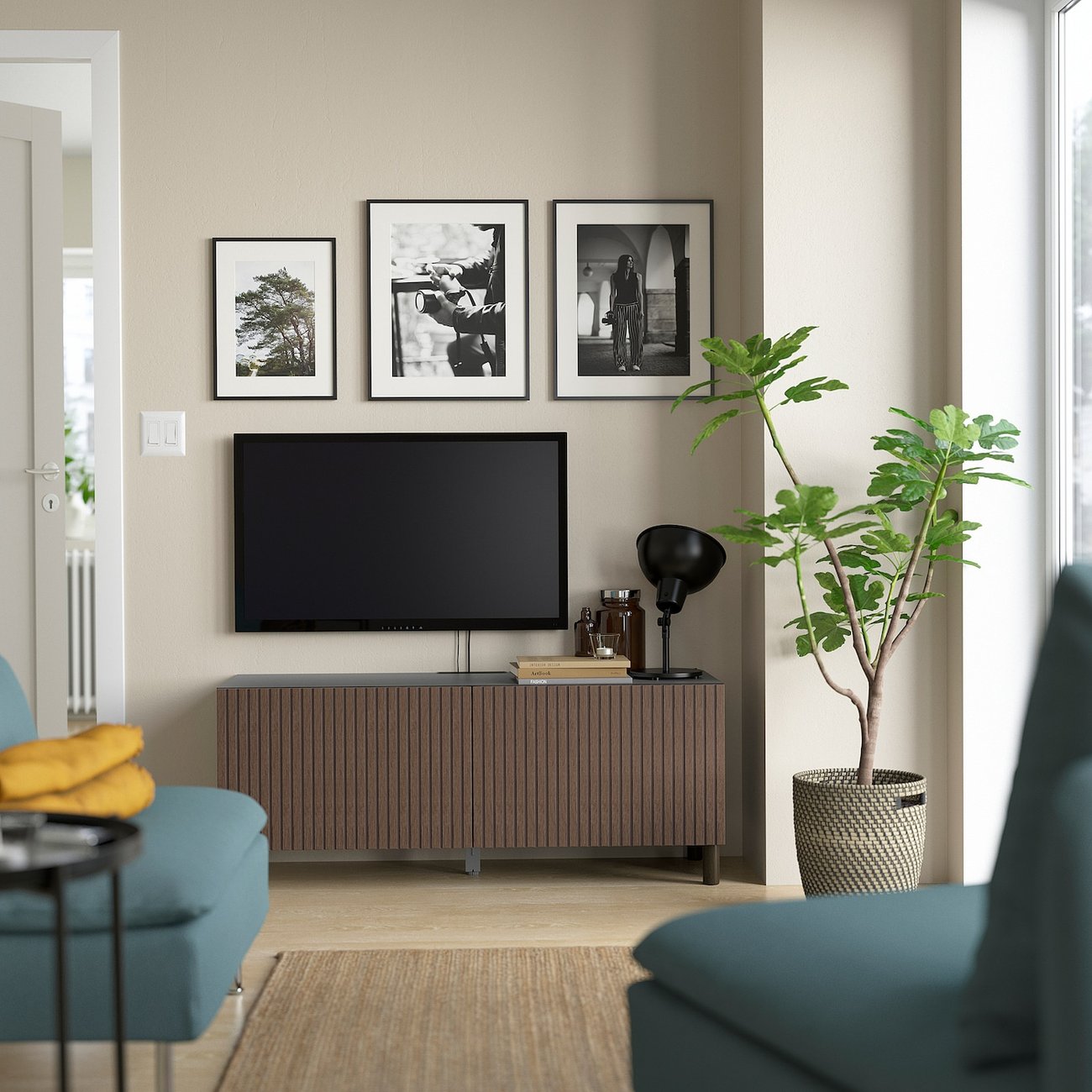 BESTÅ TV-Bank mit Türen