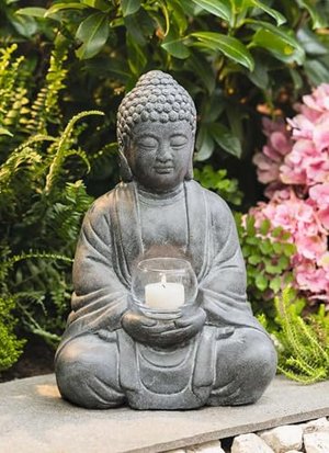 Dekoleidenschaft Dekofigur Buddha Erleuchtung aus Zement in Stein-Optik mit Windlichtglas