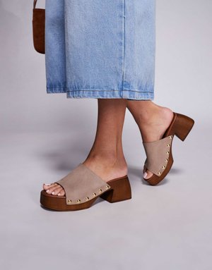 Clog-Sandalen aus Wildleder in Creme mit Absatz