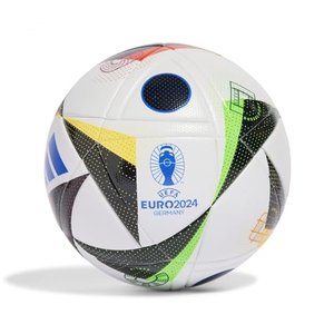 Adidas-Fußball in EM-2024-Optik