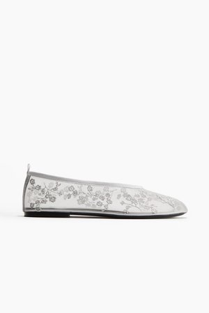 Bestickte Ballerinas in Silber