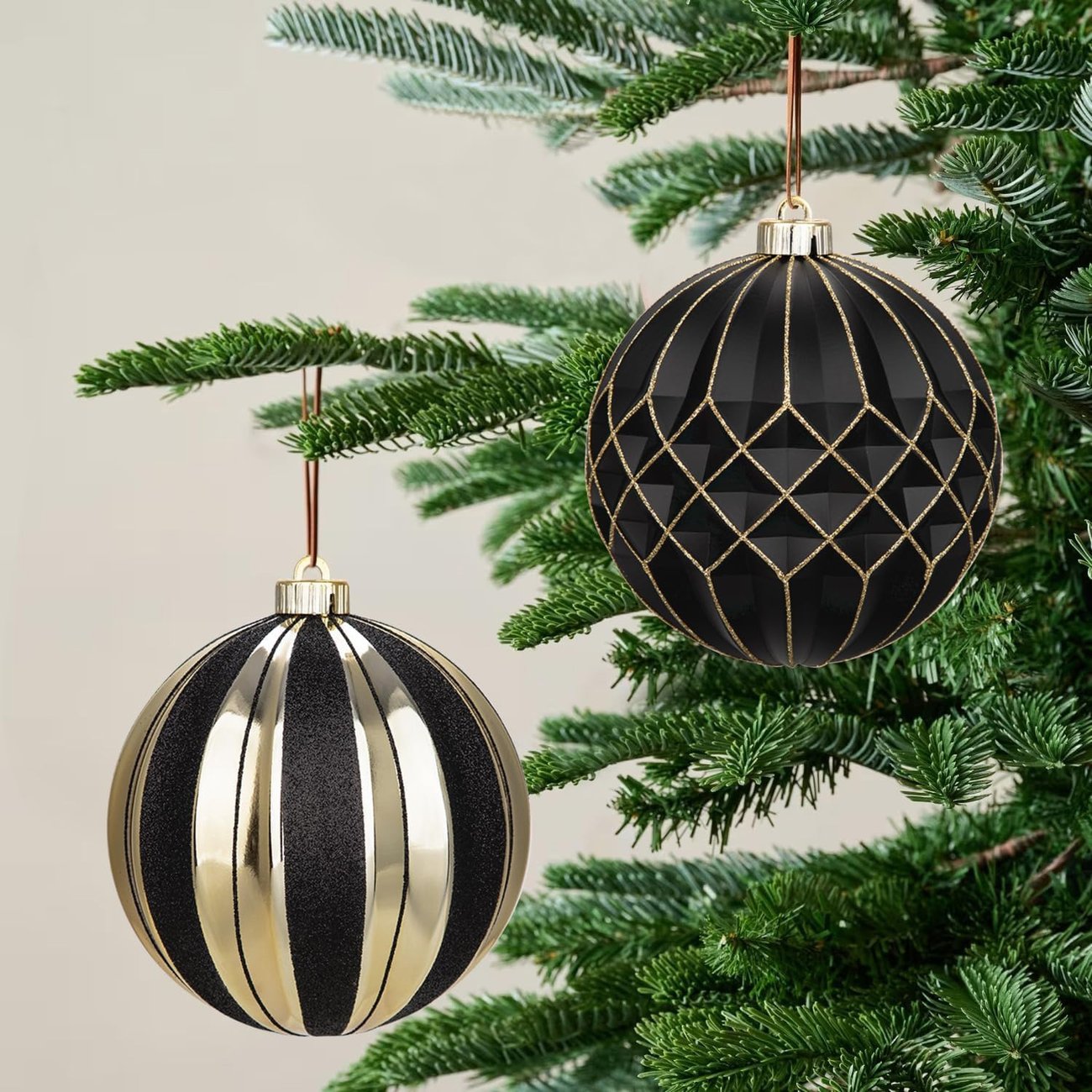 Große Christbaumkugeln in Schwarz und Gold