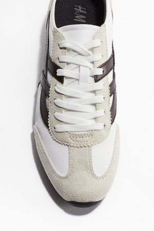 Sneaker mit braunen Details