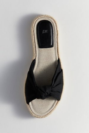 Pantoletten-Espadrilles mit Twistdetail in Schwarz