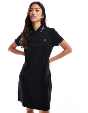 Fred Perry – Polokleid in Schwarz mit zwei glitzernden Zierstreifen in Lila 