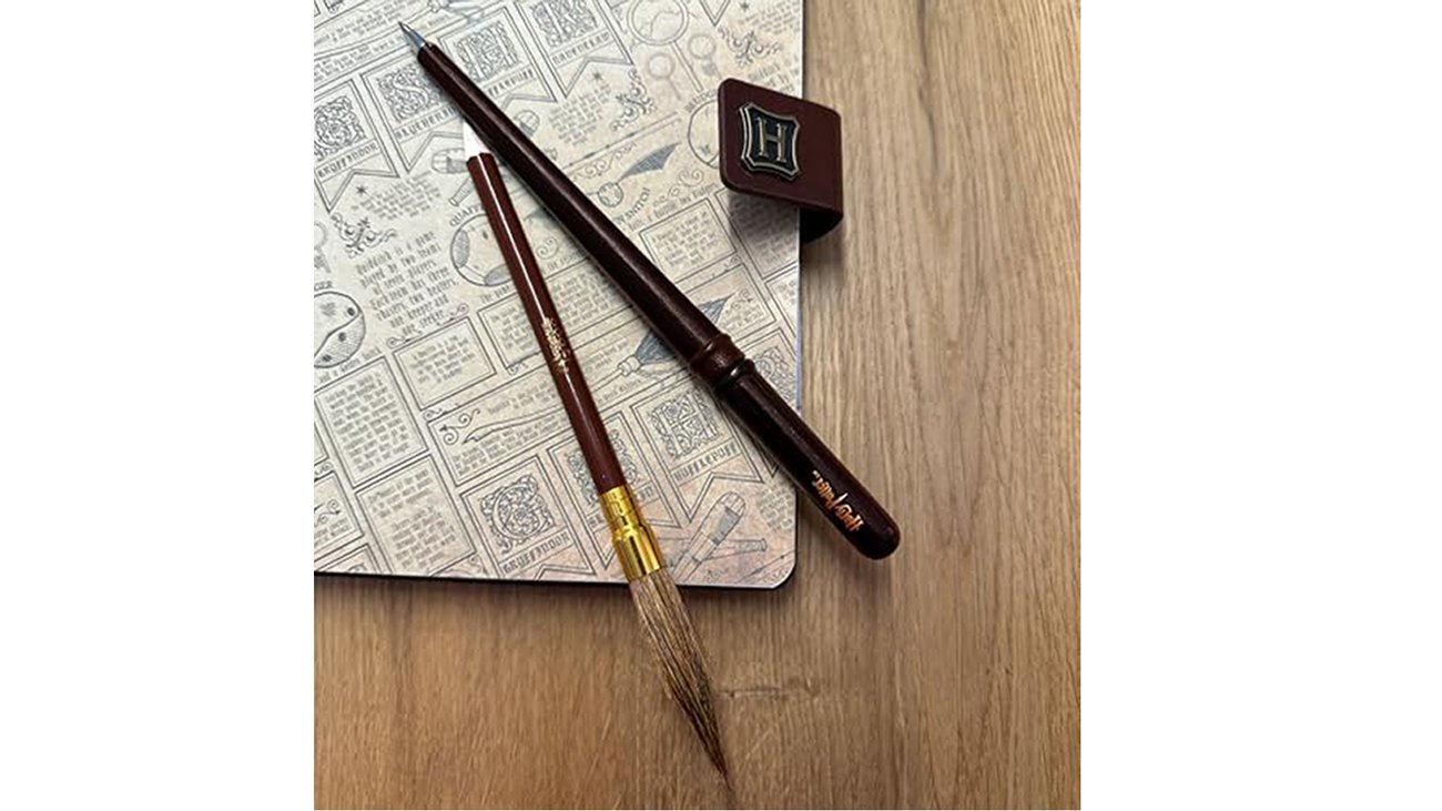 „Harry Potter“-Stiftset im Design eines Zauberstabs und Besens