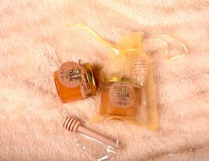 Honigglas mit Honiglöffel