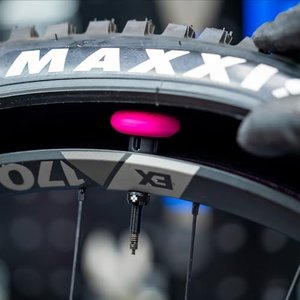 Muc-Off: AirTag-Halterung für Tubeless-Reifen am Fahrrad