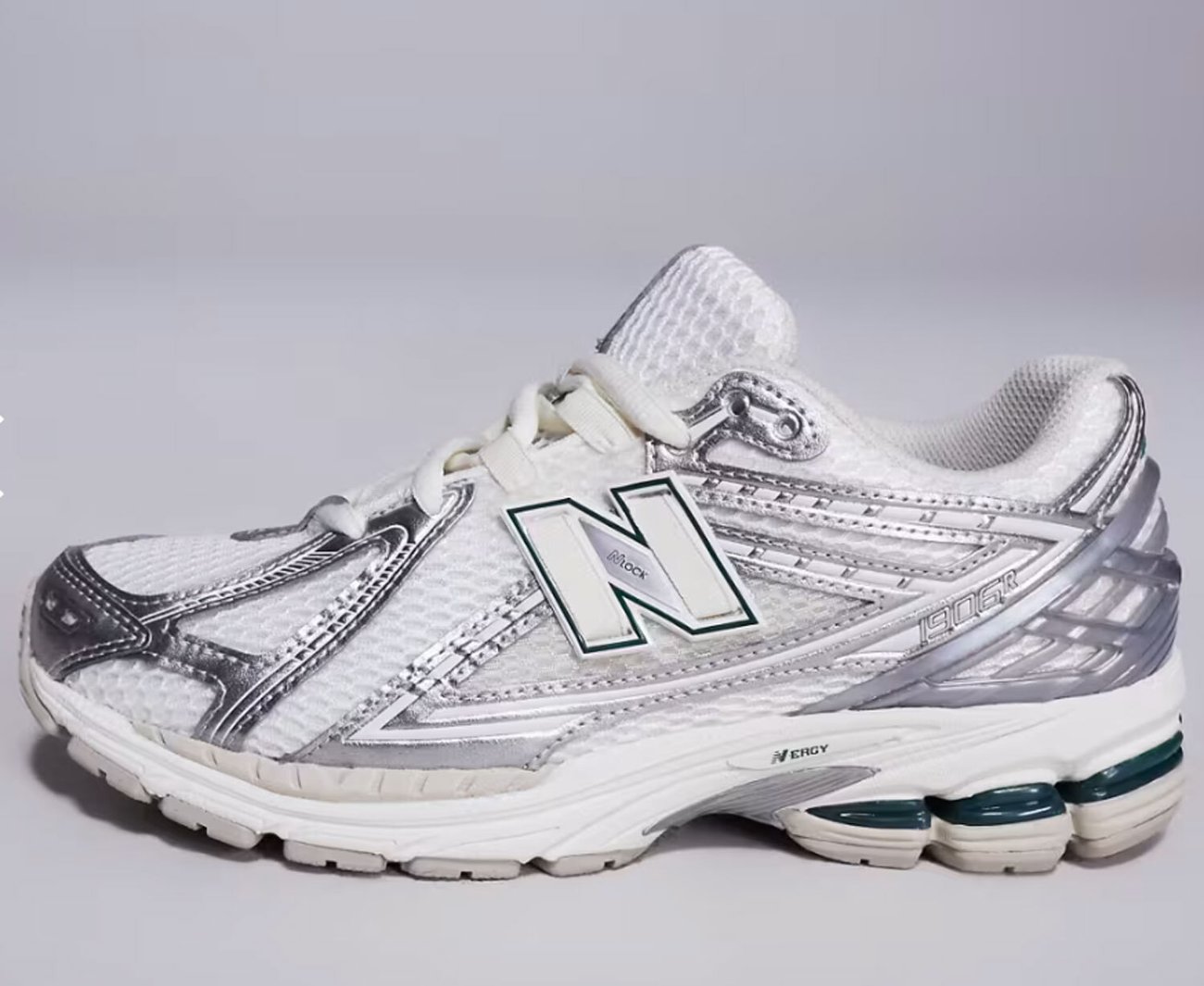 New Balance – 1906 – Sneaker in Metallic-Silber
