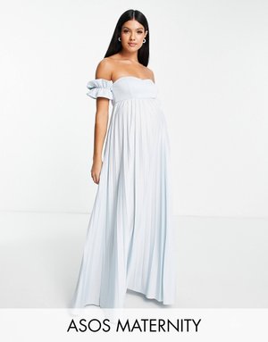 ASOS DESIGN Maternity – Plissiertes Maxikleid in Blau mit Carmen-Ausschnitt 