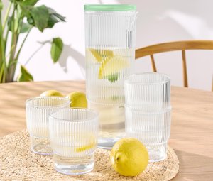 4 Kunststoff-Trinkbecher mit Krug