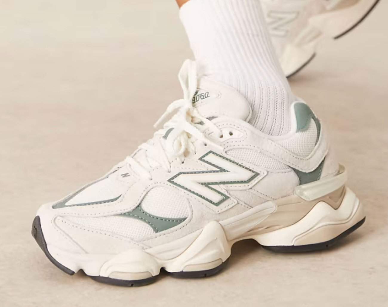 New Balance – 9060 – Sneaker in Weiß und Grün