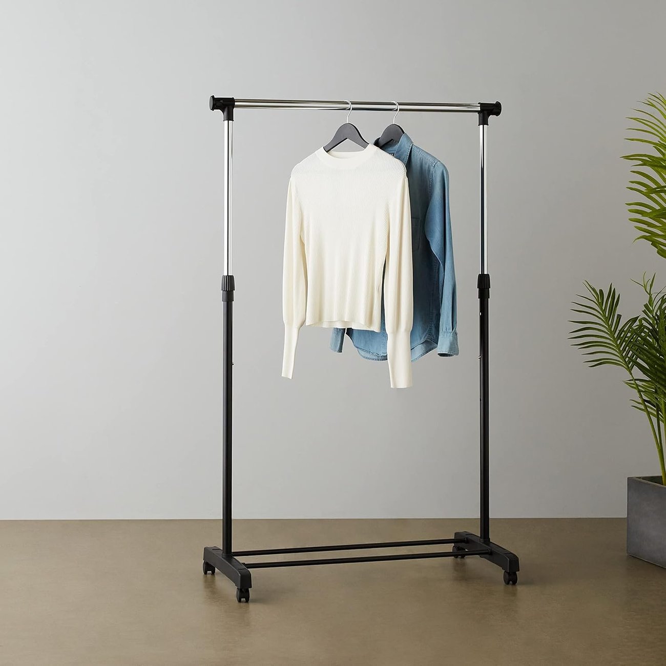 Amazon Basics Kleiderstange mit Rollen