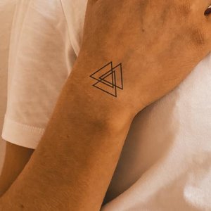 Inkster Drei Dreiecke Tattoo | Temporäres Tattoo mit EU-Kosmetikzertifizierung | wasserfest + vegan