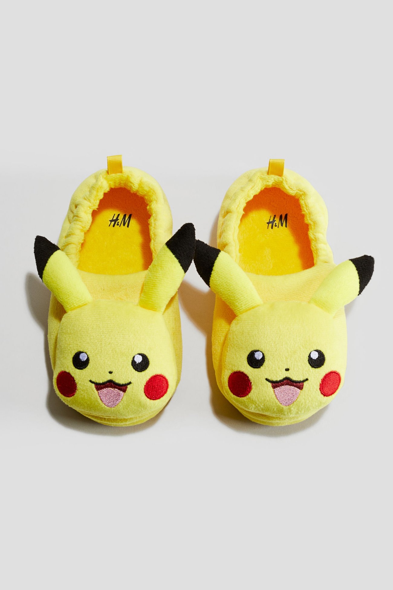 H&M Pikachu Pantoffeln