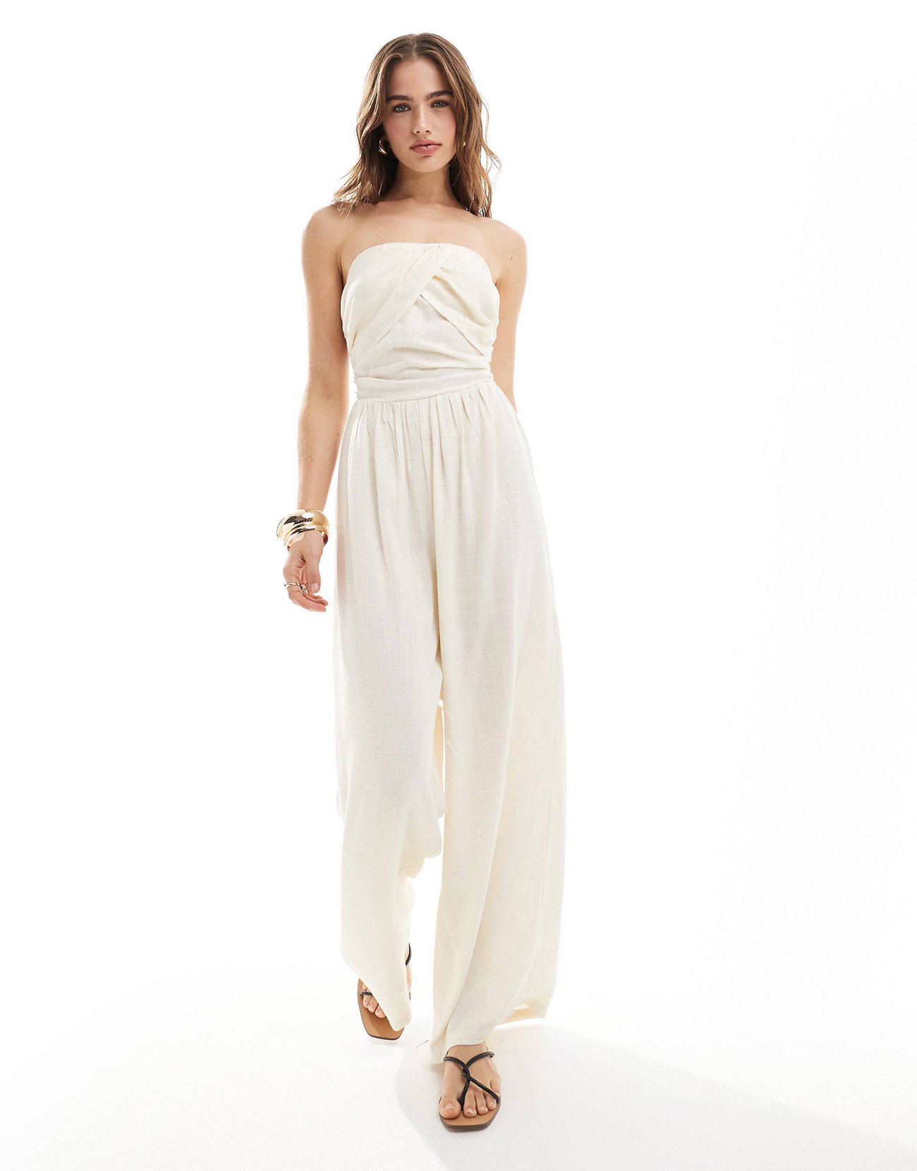 Geraffter trägerloser Jumpsuit in Creme